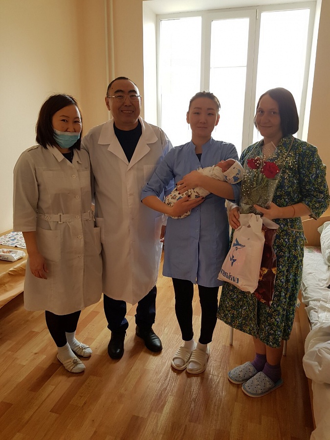 Администрация БУ РК "Октябрьская РБ" поздравляет мамочку и новорожденную девочку с 8 марта