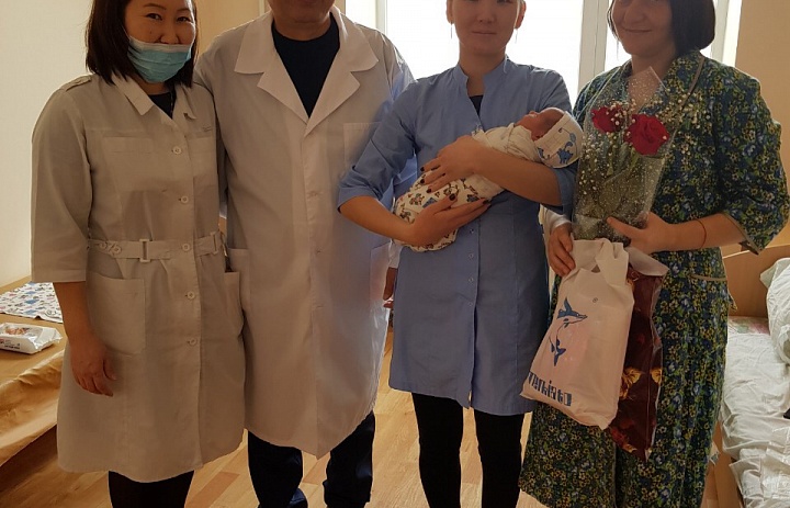 Администрация БУ РК "Октябрьская РБ" поздравляет мамочку и новорожденную девочку с 8 марта